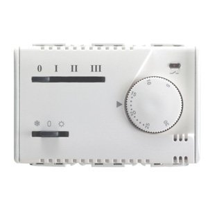 Gewiss NYÁRI/TÉLI elektromos fan-coil termosztát - 3 sebesség - 230V 50/60Hz - 3 modul - System white